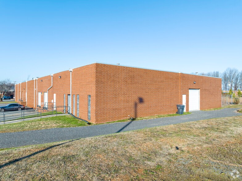More Photos Of 619-627 Anderson St, Charlotte Light Distribution For Lease