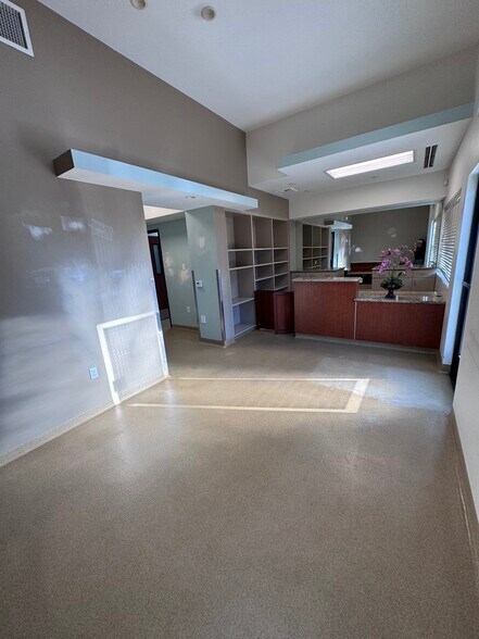 More Photos Of 7527 Draper Ave, La Jolla Medical For Lease