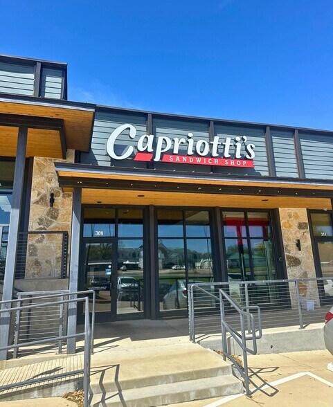 More Photos Of 505 University Dr, College Station General Retail For Lease