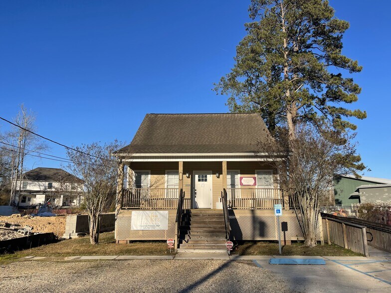 More Photos Of 215 North St, Denham Springs Office For Lease
