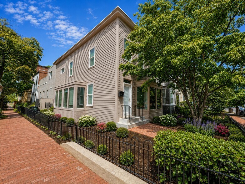 More Photos Of 400 8th St NE, Washington Office Residential For Lease