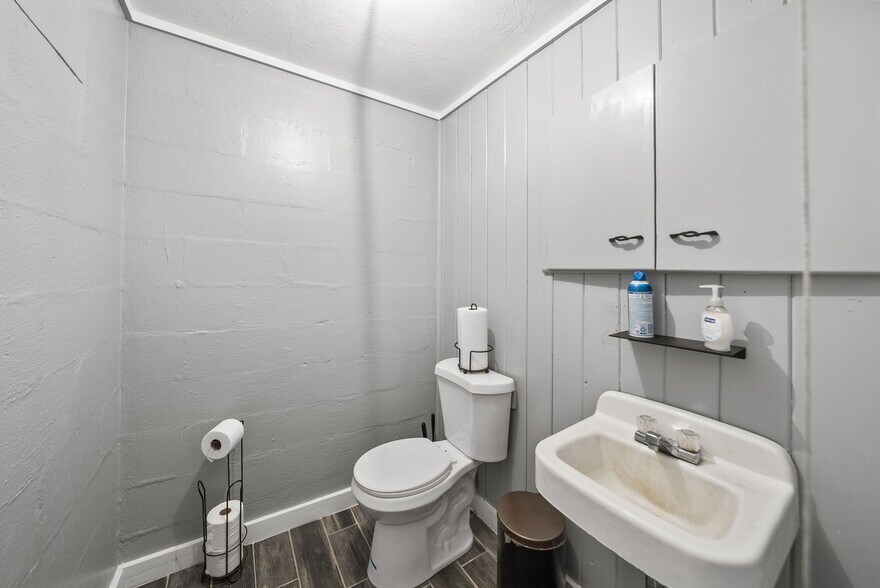 More Photos Of 2135 E 5th St, Panama City Auto Repair For Sale