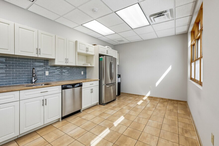 More Photos Of 92 Union Ave, Cresskill Office For Sale