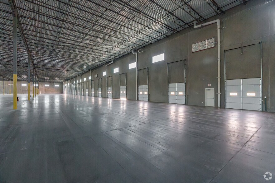 More Photos Of 6200 N Stemmons Fwy, Sanger Distribution For Lease