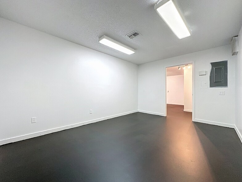 More Photos Of 2017 W Main St, Leesburg Office For Lease
