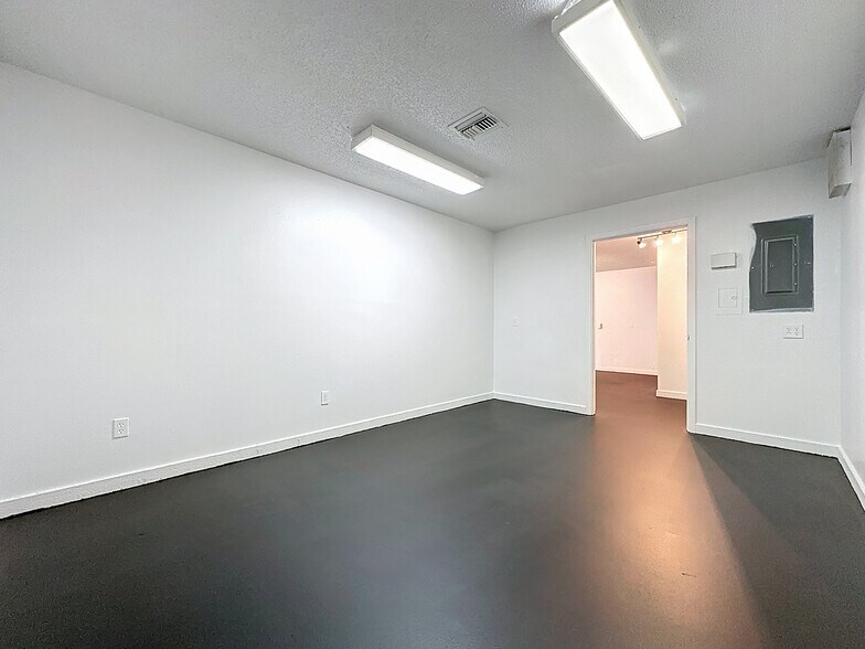 More Photos Of 2017 W Main St, Leesburg Office For Lease