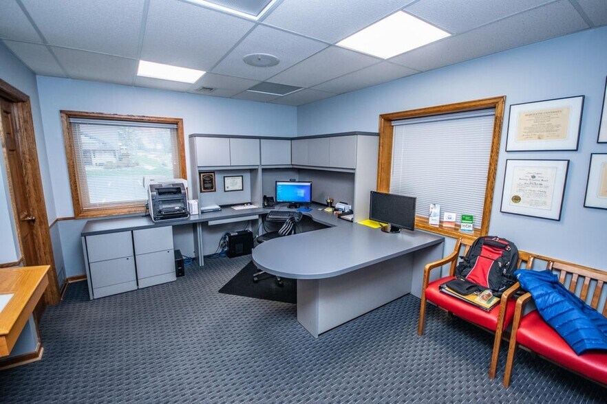 More Photos Of 1305 Chestnut St, West Bend Medical For Lease