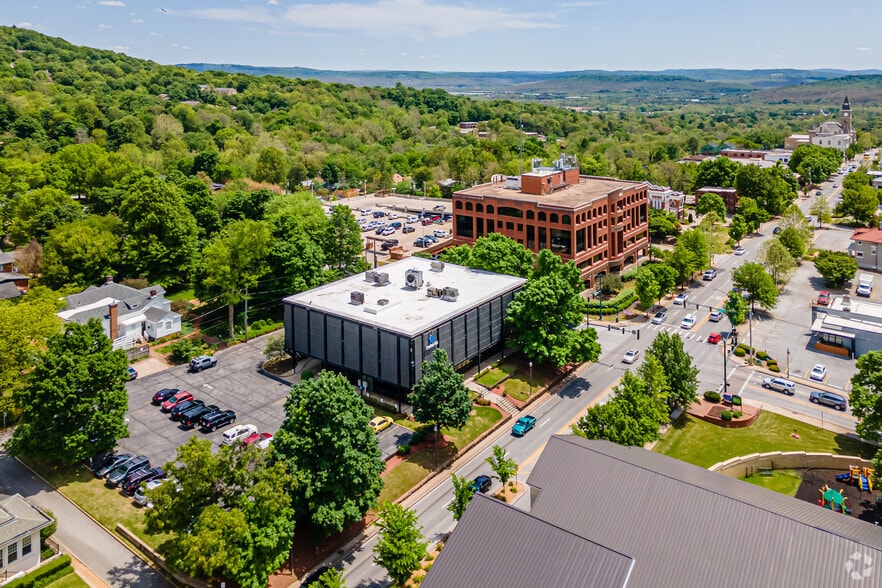 More Photos Of 300 N College Ave, Fayetteville Office For Lease