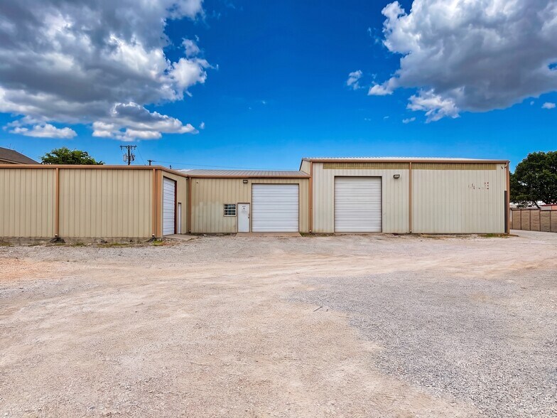 More Photos Of 9717 Industrial Rd, Justin Warehouse For Lease