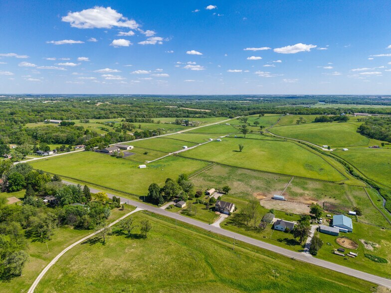 More Photos Of 7820 SE Vandalia Dr, Runnells Veterinarian Kennel For Sale
