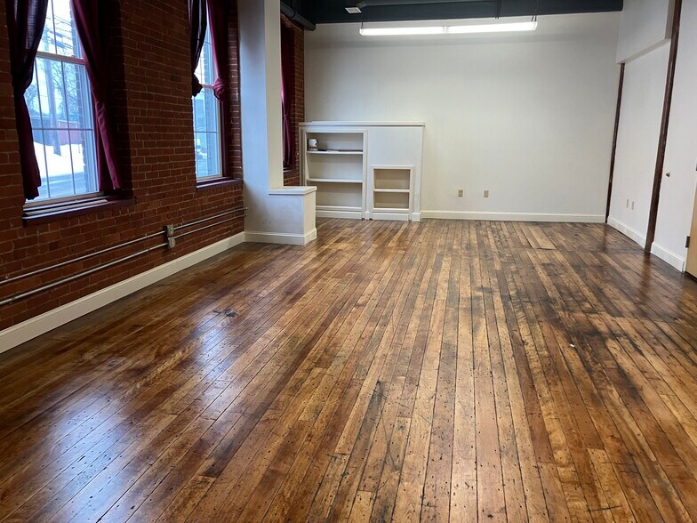 More Photos Of 296 Nonotuck St, Northampton Warehouse For Lease