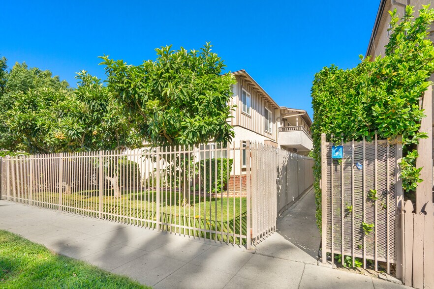 More Photos Of 14643 Friar St, Van Nuys Apartments For Sale