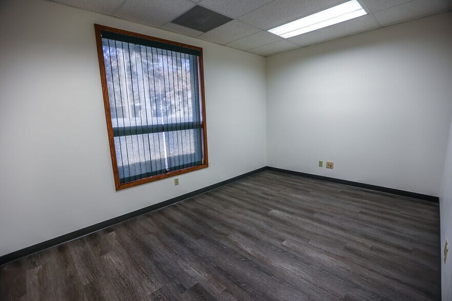 More Photos Of 1615 S Ingram Mill Rd, Springfield Office For Lease