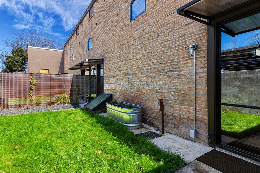 More Photos Of 612 High St, Comfort Storefront Retail Residential For Sale