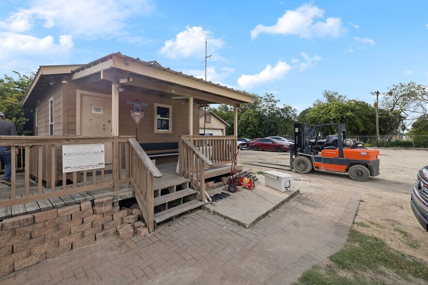 More Photos Of 100 Pecan Dr, Schertz Service For Sale