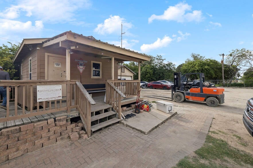 More Photos Of 100 Pecan Dr, Schertz Service For Sale