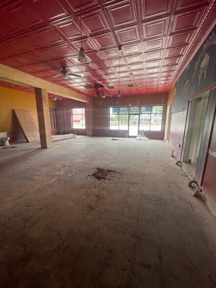 More Photos Of 1702 N Main St, Anderson Restaurant For Lease