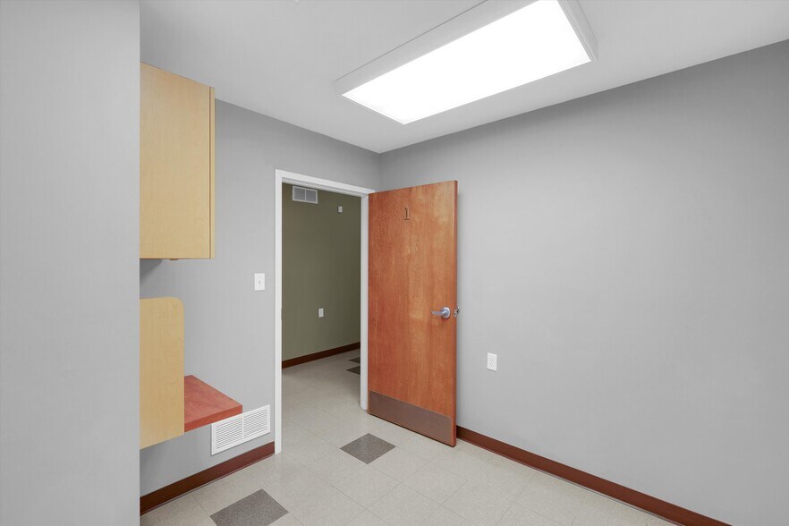 More Photos Of 3208 College Dr, Louisville Office Residential For Lease