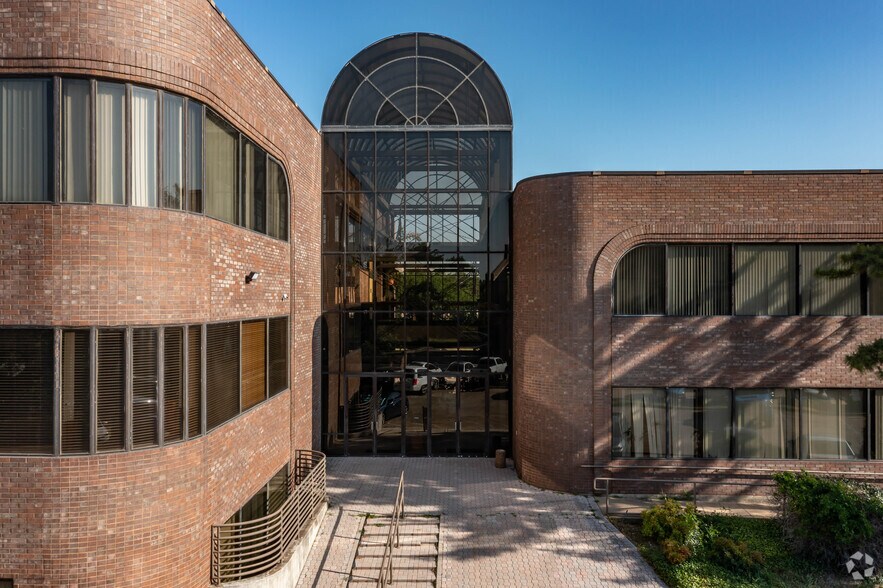 More Photos Of 310 E Interstate 30, Garland Office For Sale