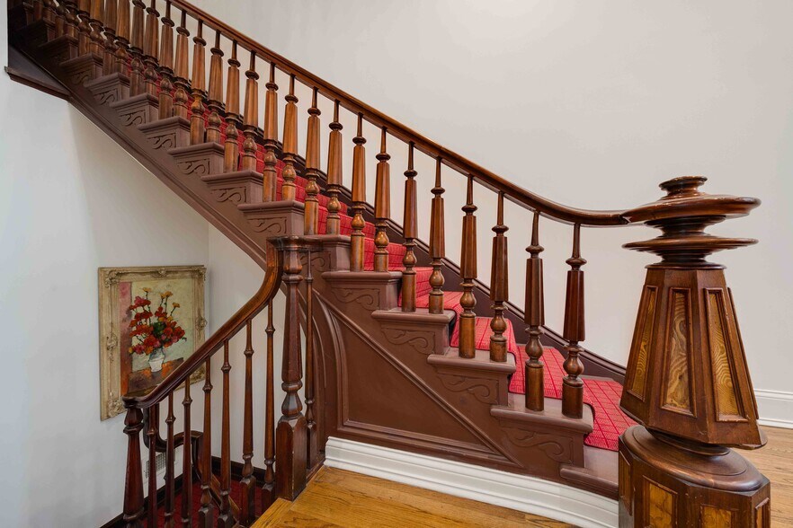 More Photos Of 812 N Dearborn St, Chicago Office For Sale