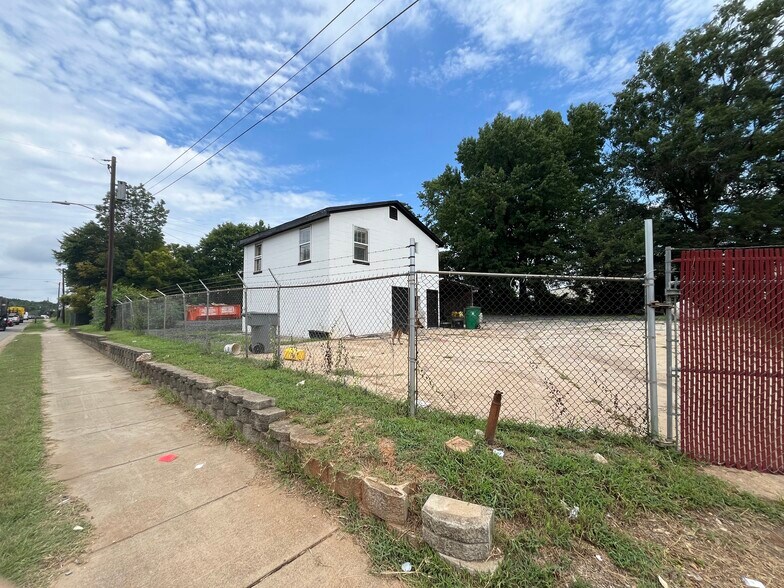 More Photos Of 3308 Rozzelles Ferry Rd, Charlotte Warehouse For Sale