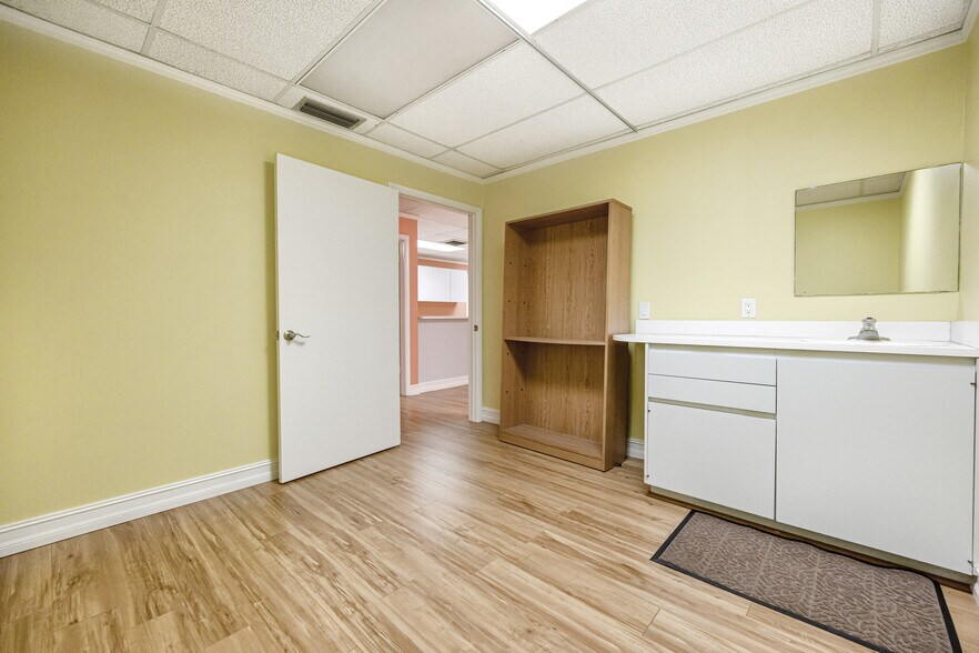 More Photos Of 6449 38th Ave, Saint Petersburg Medical For Lease