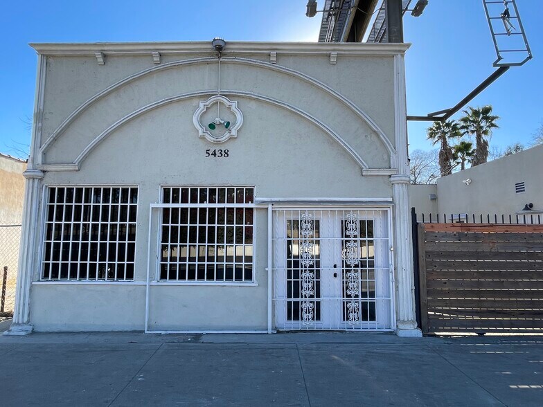 More Photos Of 5438 Huntington Dr S, Los Angeles Showroom For Lease