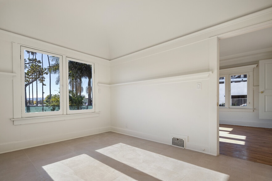 More Photos Of 4572 W Washington Blvd, Los Angeles Office For Sale