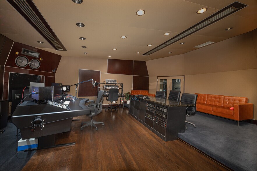 More Photos Of 5102 Vineland Ave, North Hollywood Movie Radio TVStudio For Sale