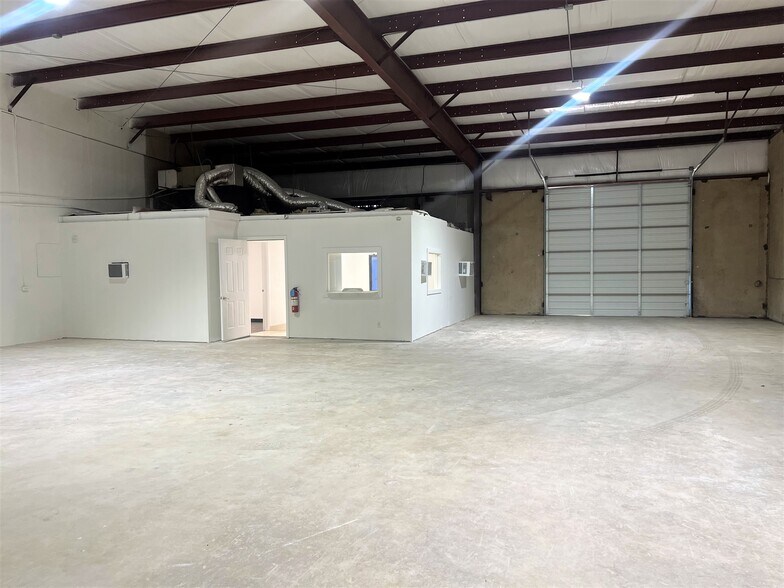 More Photos Of 801 Secretary Dr, Arlington Warehouse For Lease