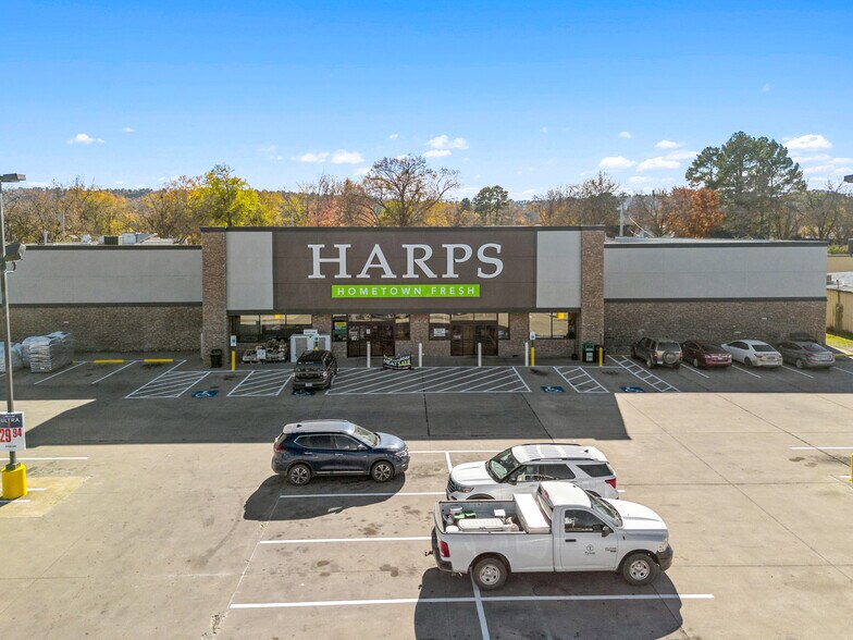 More Photos Of 1004 E Walnut St, Paris Supermarket For Sale