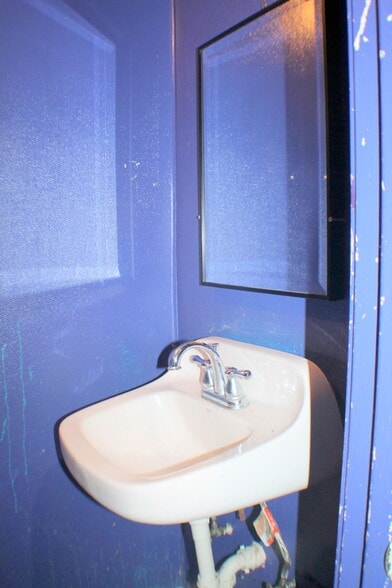 More Photos Of 3907 1/2 Canal St, Houston Bar For Lease