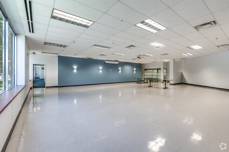 More Photos Of 1720 Lakepointe Dr, Lewisville Light Distribution For Lease