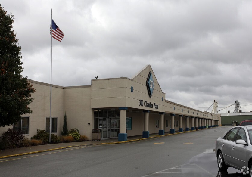 More Photos Of 100 Chamber Plz, Charleroi Supermarket For Lease
