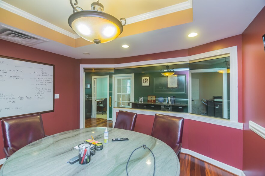 More Photos Of 410 Pine St SE, Vienna Office For Lease