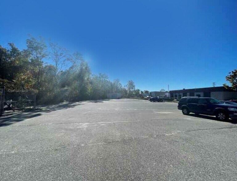 More Photos Of 22 Connor Ln, Deer Park Warehouse For Lease