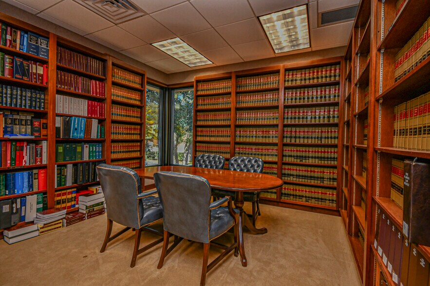 More Photos Of 220 Mckenzie Ave, Panama City Office For Sale