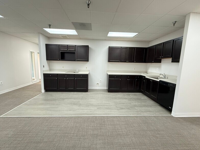 More Photos Of 4351-4395 Nicole Dr, Lanham Research And Development For Lease