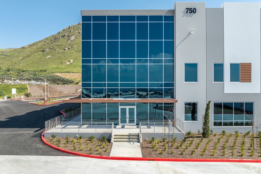 More Photos Of 750 Marlborough Ave, Riverside Distribution For Sale