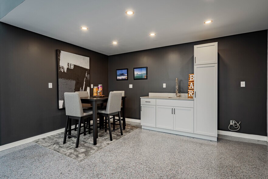 More Photos Of 100 Man Cave, Sunrise Beach Self Storage For Sale