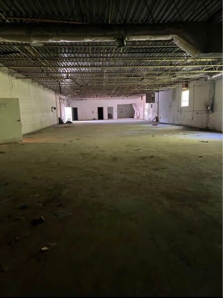 More Photos Of 204 Thompson Ave, Fredericksburg Warehouse For Lease