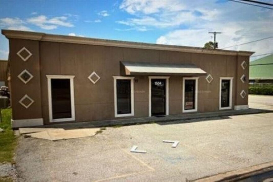 Primary Photo Of 1504 Nederland Ave, Nederland General Retail For Sale
