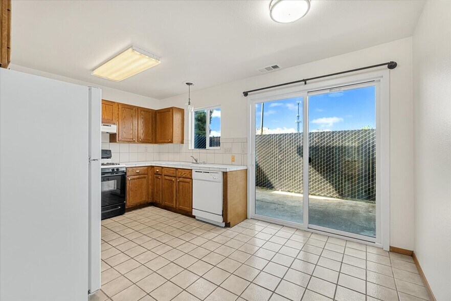 More Photos Of 275 9th St, Fortuna Apartments For Sale