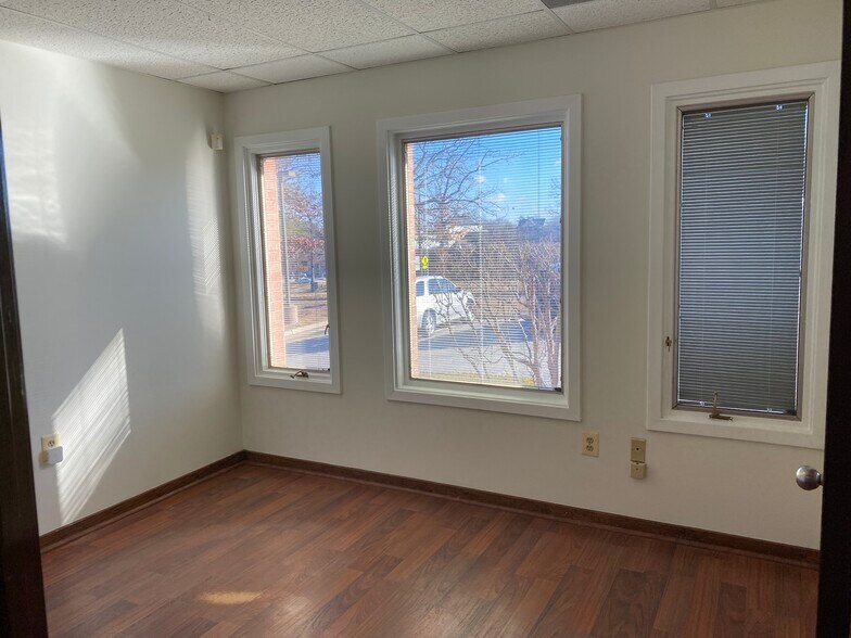 More Photos Of 9300-9306 Old Keene Mill Rd, Burke Loft Creative Space For Lease