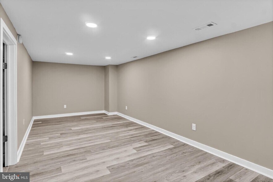 More Photos Of 4070 W Market St, York Office For Sale