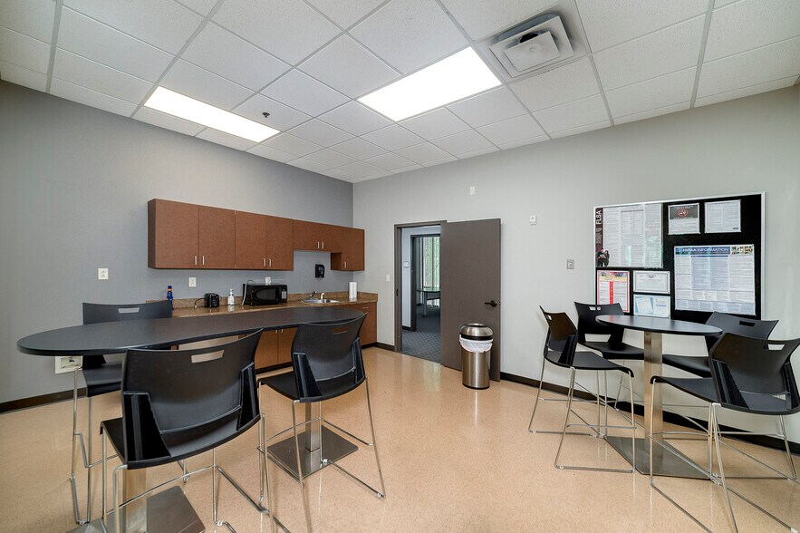 More Photos Of 2010 Avalon Pky, Mcdonough Office For Lease