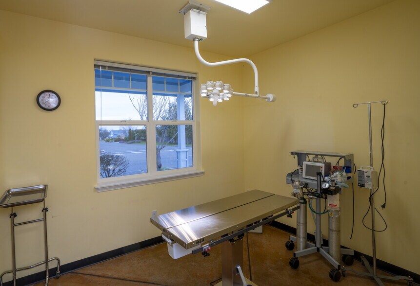 More Photos Of 660 N 7th Ave, Sequim Veterinarian Kennel For Sale