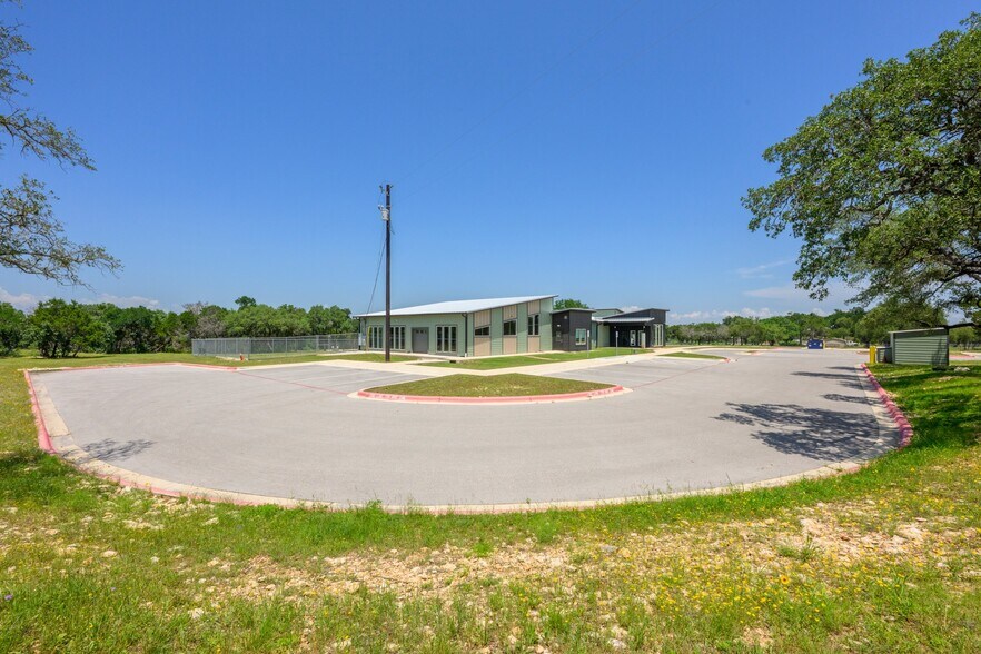 More Photos Of 1410 Live Oak Rd, Leander Showroom For Sale