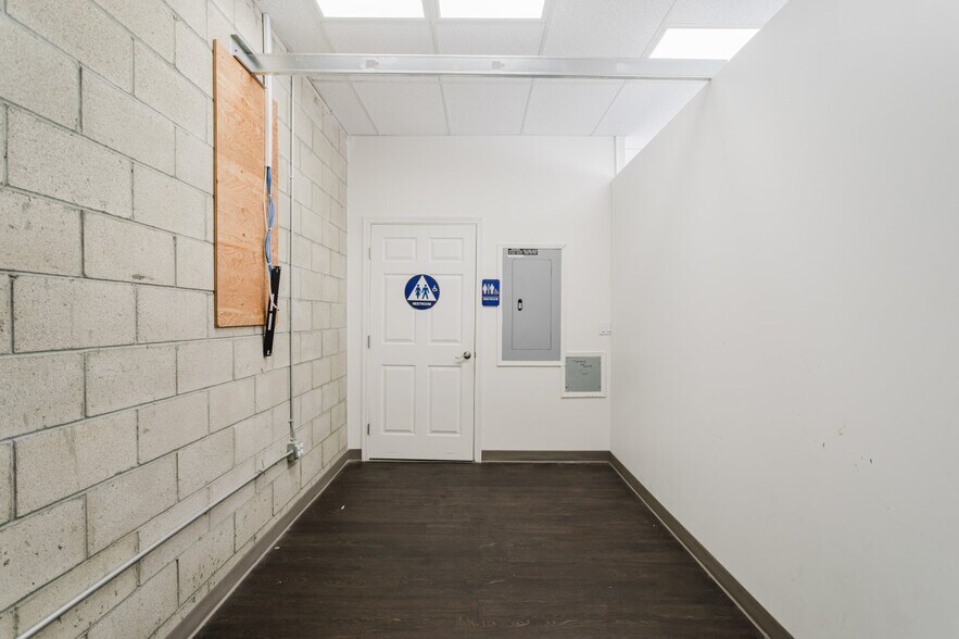 More Photos Of 5961 Laurel Canyon Blvd, Valley Village Storefront For Lease