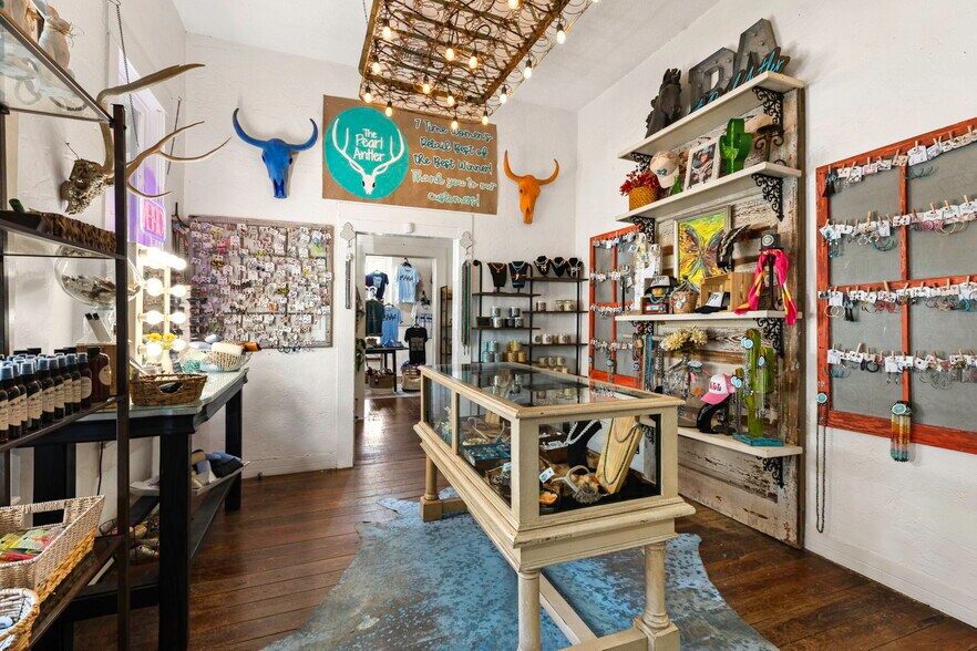 More Photos Of 322 S Main St, Boerne General Retail For Sale